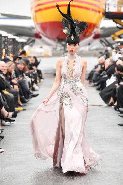 JAMAICA, NEW YORK - 06 Şubat 2020 'de JFK Havalimanı' ndaki DHL merkezinde Jessica Minh Anhs defilesinde Portia ve Scarlett için podyumda bir model yürüyor. 