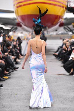 JAMAICA, NEW YORK - 06 Şubat 2020 'de JFK Havalimanı' ndaki DHL merkezinde Jessica Minh Anhs defilesinde Portia ve Scarlett için podyumda bir model yürüyor. 