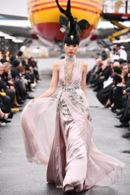 JAMAICA, NEW YORK - 06 Şubat 2020 'de JFK Havalimanı' ndaki DHL merkezinde Jessica Minh Anhs defilesinde Portia ve Scarlett için podyumda bir model yürüyor. 