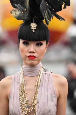 JAMAICA, NEW YORK - 06 Şubat 2020 'de JFK Havalimanı' ndaki DHL merkezinde Jessica Minh Anhs defilesinde Portia ve Scarlett için podyumda bir model yürüyor. 