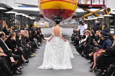 JAMAICA, NEW YORK - Şubat 06: DHL JFK Havalimanı 'ndaki Jessica Minh Anhs 