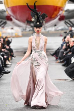 JAMAICA, NEW YORK - 06 Şubat 2020 'de JFK Havalimanı' ndaki DHL merkezinde Jessica Minh Anhs defilesinde Portia ve Scarlett için podyumda bir model yürüyor. 