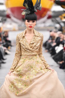 JAMAICA, NEW YORK - 06 Şubat 2020 'de JFK Havalimanı' ndaki DHL merkezinde Jessica Minh Anhs defilesinde Portia ve Scarlett için podyumda bir model yürüyor. 