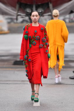 JAMAICA, NEW YORK - 06 Şubat 2020 'de DHL JFK Havalimanı' nda Jessica Minh Anhs Moda Fuarı sırasında VUNGOC ve Oğlu için podyumda bir model yürüyor 