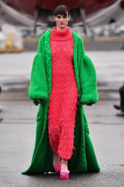 JAMAICA, NEW YORK - 06 Şubat 2020 'de DHL JFK Havalimanı' nda Jessica Minh Anhs Moda Fuarı sırasında VUNGOC ve Oğlu için podyumda bir model yürüyor 