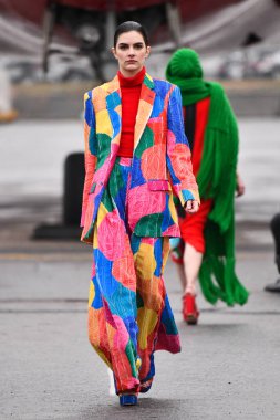 JAMAICA, NEW YORK - 06 Şubat 2020 'de DHL JFK Havalimanı' nda Jessica Minh Anhs Moda Fuarı sırasında VUNGOC ve Oğlu için podyumda bir model yürüyor 