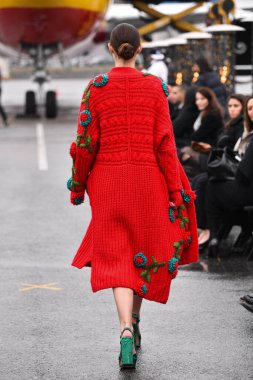 JAMAICA, NEW YORK - 06 Şubat 2020 'de DHL JFK Havalimanı' nda Jessica Minh Anhs Moda Fuarı sırasında VUNGOC ve Oğlu için podyumda bir model yürüyor 