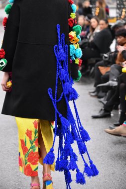 JAMAICA, NEW YORK - 06 Şubat 2020 'de DHL JFK Havalimanı' nda Jessica Minh Anhs Moda Fuarı sırasında VUNGOC ve Oğlu için podyumda bir model yürüyor 