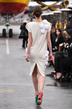 JAMAICA, NEW YORK - 06 Şubat 2020 'de DHL JFK Havalimanı' nda Jessica Minh Anhs Moda Fuarı sırasında VUNGOC ve Oğlu için podyumda bir model yürüyor 