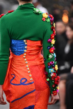 JAMAICA, NEW YORK - 06 Şubat 2020 'de DHL JFK Havalimanı' nda Jessica Minh Anhs Moda Fuarı sırasında VUNGOC ve Oğlu için podyumda bir model yürüyor 