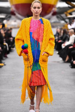 JAMAICA, NEW YORK - 06 Şubat 2020 'de DHL JFK Havalimanı' nda Jessica Minh Anhs Moda Fuarı sırasında VUNGOC ve Oğlu için podyumda bir model yürüyor 