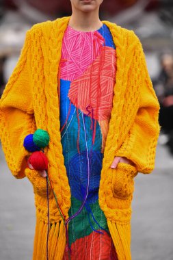 JAMAICA, NEW YORK - 06 Şubat 2020 'de DHL JFK Havalimanı' nda Jessica Minh Anhs Moda Fuarı sırasında VUNGOC ve Oğlu için podyumda bir model yürüyor 