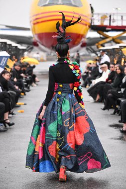 JAMAICA, NEW YORK - 06 Şubat 2020 'de DHL JFK Havalimanı' nda Jessica Minh Anhs Moda Fuarı sırasında VUNGOC ve Oğlu için podyumda bir model yürüyor 