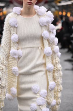 JAMAICA, NEW YORK - 06 Şubat 2020 'de DHL JFK Havalimanı' nda Jessica Minh Anhs Moda Fuarı sırasında VUNGOC ve Oğlu için podyumda bir model yürüyor 