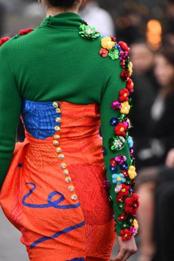 JAMAICA, NEW YORK - 06 Şubat 2020 'de DHL JFK Havalimanı' nda Jessica Minh Anhs Moda Fuarı sırasında VUNGOC ve Oğlu için podyumda bir model yürüyor 