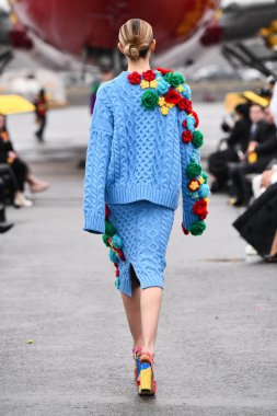 JAMAICA, NEW YORK - 06 Şubat 2020 'de DHL JFK Havalimanı' nda Jessica Minh Anhs Moda Fuarı sırasında VUNGOC ve Oğlu için podyumda bir model yürüyor 