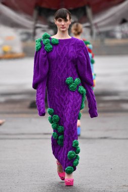 JAMAICA, NEW YORK - 06 Şubat 2020 'de DHL JFK Havalimanı' nda Jessica Minh Anhs Moda Fuarı sırasında VUNGOC ve Oğlu için podyumda bir model yürüyor 