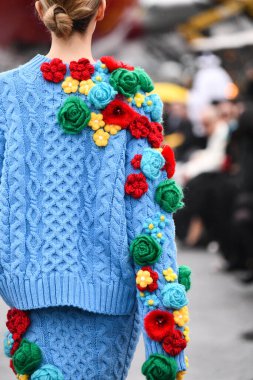 JAMAICA, NEW YORK - 06 Şubat 2020 'de DHL JFK Havalimanı' nda Jessica Minh Anhs Moda Fuarı sırasında VUNGOC ve Oğlu için podyumda bir model yürüyor 