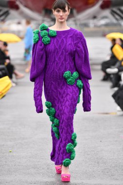 JAMAICA, NEW YORK - 06 Şubat 2020 'de DHL JFK Havalimanı' nda Jessica Minh Anhs Moda Fuarı sırasında VUNGOC ve Oğlu için podyumda bir model yürüyor 