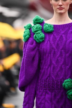 JAMAICA, NEW YORK - 06 Şubat 2020 'de DHL JFK Havalimanı' nda Jessica Minh Anhs Moda Fuarı sırasında VUNGOC ve Oğlu için podyumda bir model yürüyor 