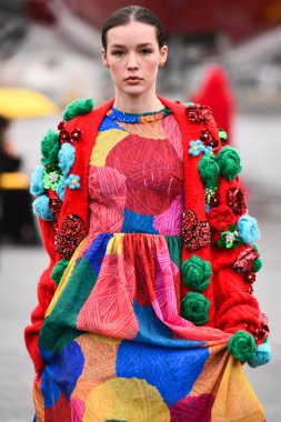 JAMAICA, NEW YORK - 06 Şubat 2020 'de DHL JFK Havalimanı' nda Jessica Minh Anhs Moda Fuarı sırasında VUNGOC ve Oğlu için podyumda bir model yürüyor 