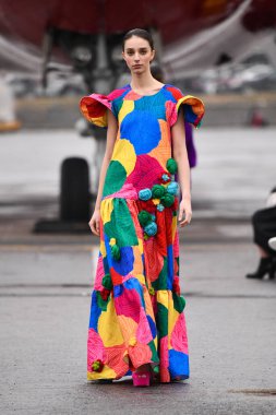 JAMAICA, NEW YORK - 06 Şubat 2020 'de DHL JFK Havalimanı' nda Jessica Minh Anhs Moda Fuarı sırasında VUNGOC ve Oğlu için podyumda bir model yürüyor 