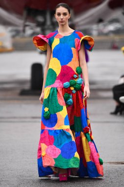 JAMAICA, NEW YORK - 06 Şubat 2020 'de DHL JFK Havalimanı' nda Jessica Minh Anhs Moda Fuarı sırasında VUNGOC ve Oğlu için podyumda bir model yürüyor 