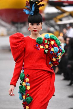 JAMAICA, NEW YORK - 06 Şubat 2020 'de DHL JFK Havalimanı' nda Jessica Minh Anhs Moda Fuarı sırasında VUNGOC ve Oğlu için podyumda bir model yürüyor 