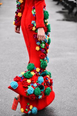 JAMAICA, NEW YORK - 06 Şubat 2020 'de DHL JFK Havalimanı' nda Jessica Minh Anhs Moda Fuarı sırasında VUNGOC ve Oğlu için podyumda bir model yürüyor 