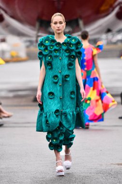 JAMAICA, NEW YORK - 06 Şubat 2020 'de DHL JFK Havalimanı' nda Jessica Minh Anhs Moda Fuarı sırasında VUNGOC ve Oğlu için podyumda bir model yürüyor 