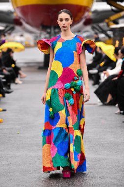 JAMAICA, NEW YORK - 06 Şubat 2020 'de DHL JFK Havalimanı' nda Jessica Minh Anhs Moda Fuarı sırasında VUNGOC ve Oğlu için podyumda bir model yürüyor 