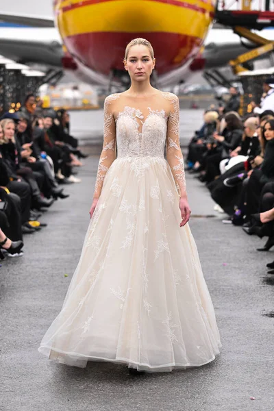 JAMAICA, NEW YORK - Şubat 06: DHL JFK Havalimanı 'ndaki Jessica Minh Anhs 