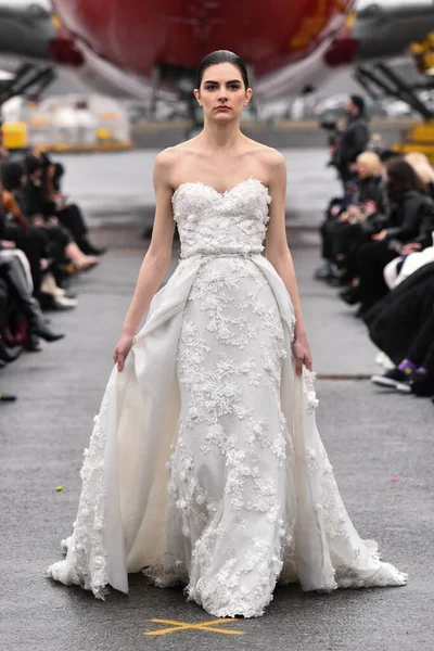 JAMAICA, NEW YORK - Şubat 06: DHL JFK Havalimanı 'ndaki Jessica Minh Anhs 