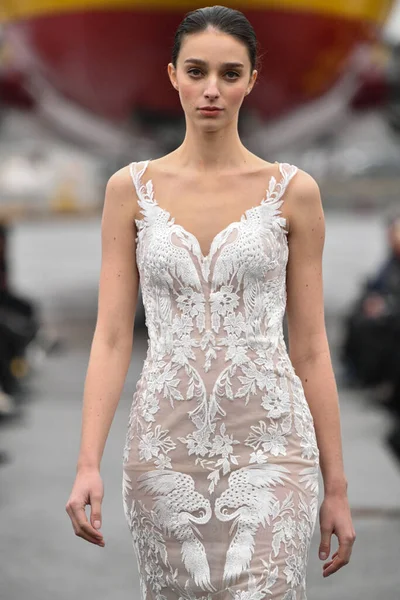 JAMAICA, NEW YORK - Şubat 06: DHL JFK Havalimanı 'ndaki Jessica Minh Anhs 