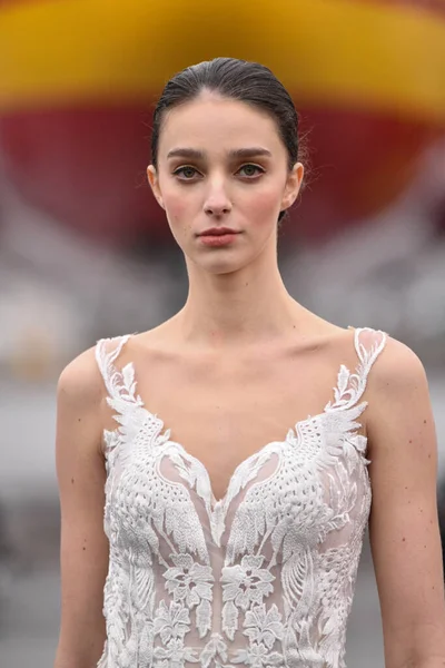 JAMAICA, NEW YORK - Şubat 06: DHL JFK Havalimanı 'ndaki Jessica Minh Anhs 