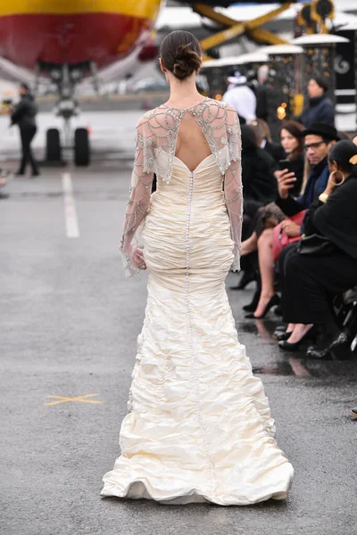 JAMAICA, NEW YORK - Şubat 06: DHL JFK Havalimanı 'ndaki Jessica Minh Anhs 