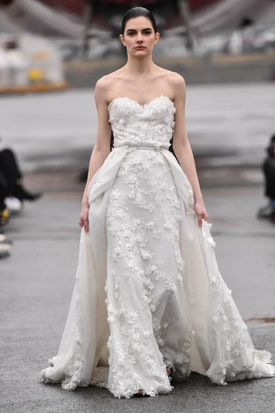 JAMAICA, NEW YORK - Şubat 06: DHL JFK Havalimanı 'ndaki Jessica Minh Anhs 