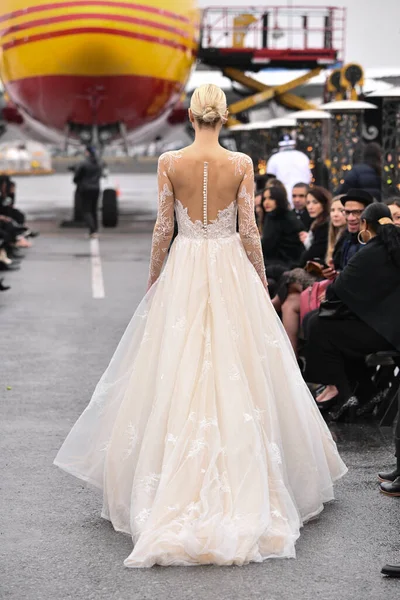 JAMAICA, NEW YORK - Şubat 06: DHL JFK Havalimanı 'ndaki Jessica Minh Anhs 