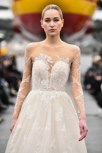 JAMAICA, NEW YORK - Şubat 06: DHL JFK Havalimanı 'ndaki Jessica Minh Anhs 