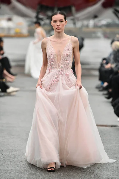 JAMAICA, NEW YORK - Şubat 06: DHL JFK Havalimanı 'ndaki Jessica Minh Anhs 