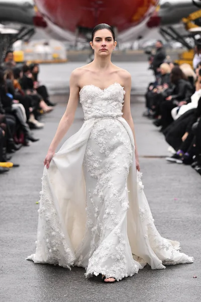 JAMAICA, NEW YORK - Şubat 06: DHL JFK Havalimanı 'ndaki Jessica Minh Anhs 