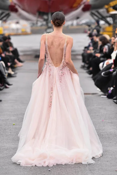 JAMAICA, NEW YORK - Şubat 06: DHL JFK Havalimanı 'ndaki Jessica Minh Anhs 