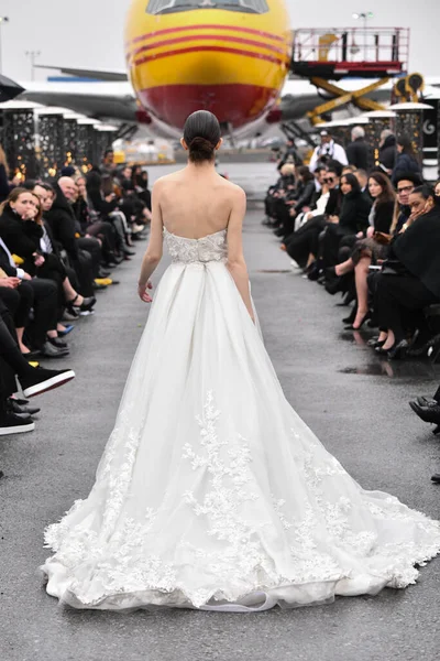 JAMAICA, NEW YORK - Şubat 06: DHL JFK Havalimanı 'ndaki Jessica Minh Anhs 