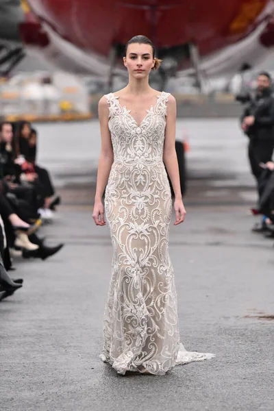 JAMAICA, NEW YORK - Şubat 06: DHL JFK Havalimanı 'ndaki Jessica Minh Anhs 