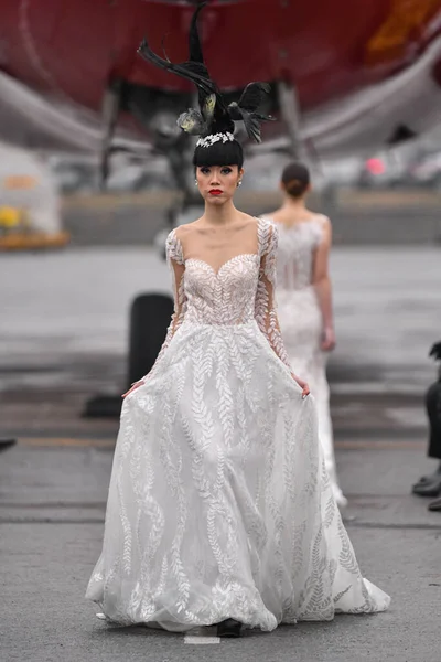 JAMAICA, NEW YORK - Şubat 06: DHL JFK Havalimanı 'ndaki Jessica Minh Anhs 