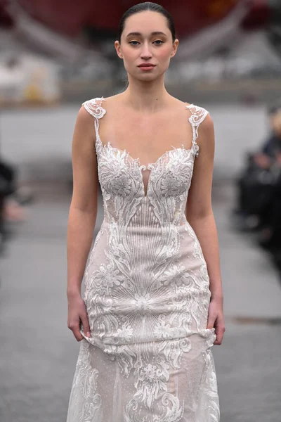 JAMAICA, NEW YORK - Şubat 06: DHL JFK Havalimanı 'ndaki Jessica Minh Anhs 