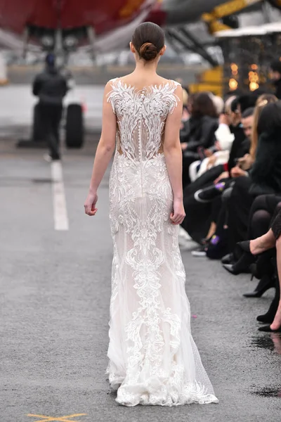 JAMAICA, NEW YORK - Şubat 06: DHL JFK Havalimanı 'ndaki Jessica Minh Anhs 