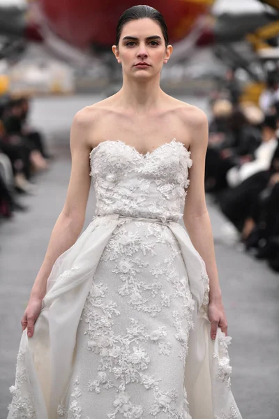 JAMAICA, NEW YORK - Şubat 06: DHL JFK Havalimanı 'ndaki Jessica Minh Anhs 