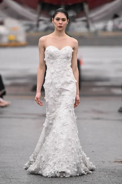 JAMAICA, NEW YORK - Şubat 06: DHL JFK Havalimanı 'ndaki Jessica Minh Anhs 