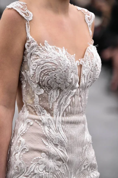 JAMAICA, NEW YORK - Şubat 06: DHL JFK Havalimanı 'ndaki Jessica Minh Anhs 